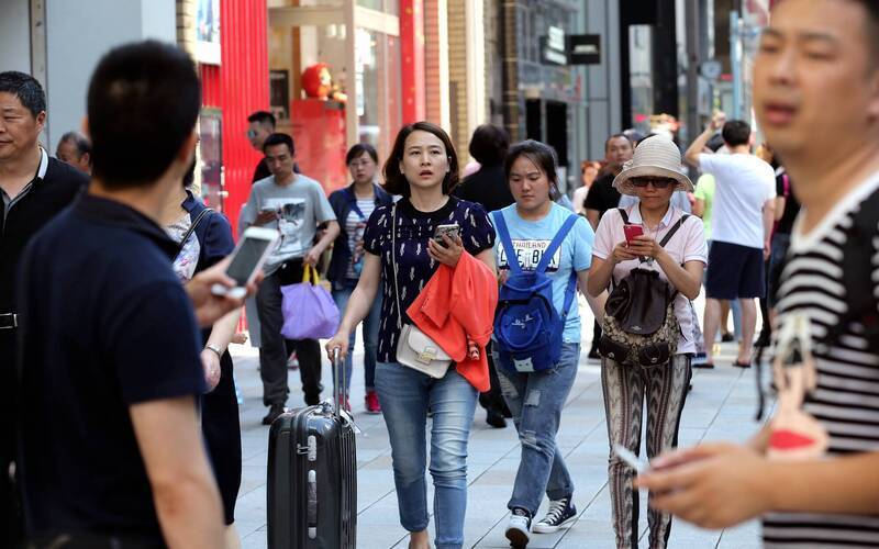 北京當局籲公民暫勿赴日，日本網友發言，指正因為過多中國人赴日而感到困擾。（美聯社檔案照）