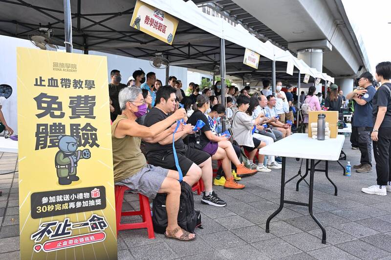 黑熊學院構思更多不同推廣模式，讓越來越多台灣人能加入民防隊伍。圖為黑熊學院舉辦「不止一命：止血帶街頭挑戰」活動。（資料照）
