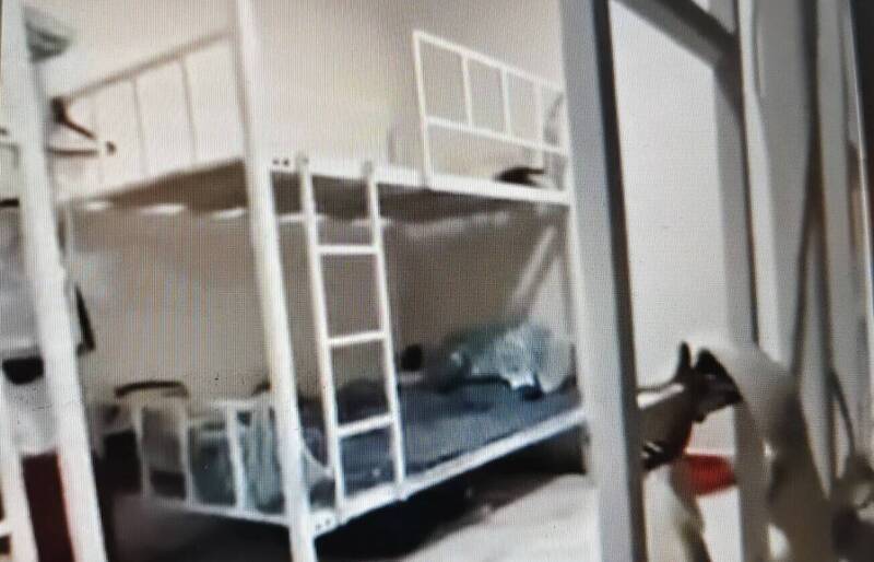 至少有370名台灣人被誘騙至柬埔寨詐騙園區，被迫從事電信詐騙與非法勞動。圖為詐騙園區內宿舍。（民眾提供）