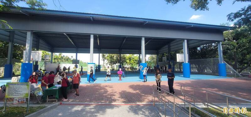 屏東縣長治鄉繁華國小風雨球場啟用，提供師生完善的體育教學場所外，也讓鄰近社區民眾有完善的休閒運動空間。（資料照）