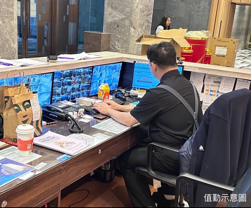 導入AI科技的人機經濟平衡戰，正悄悄改寫台灣的職場結構，首當其衝的即是保全業；保全值勤示意圖，圖中人物與本文無關。（勞工局提供）