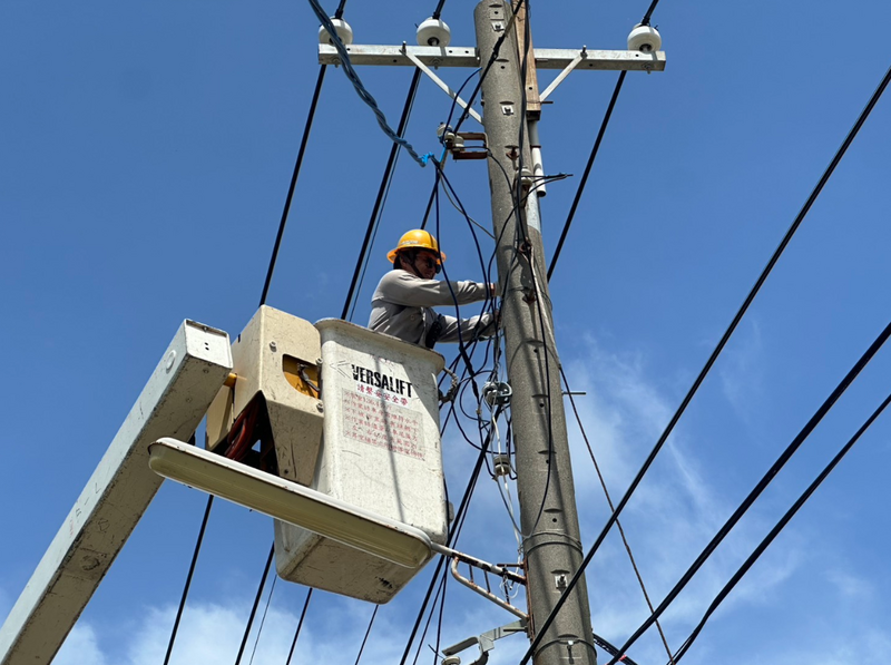 架空電力系統若受風災重創，台電需派員搶修，然而電纜線埋於地下，維修更複雜、耗時。（資料照，台電嘉義區營業處提供）