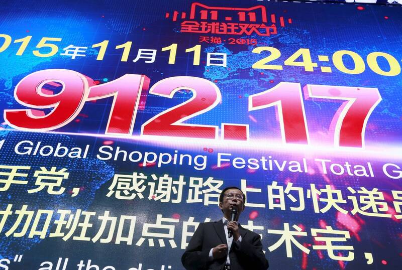 中國電商巨擘阿里巴巴公布雙十一光棍節業績，較去年暴增60%，高達912億元人民幣，但股價卻不漲反跌，主因是創辦人馬雲對成長前景提出預警。（路透）