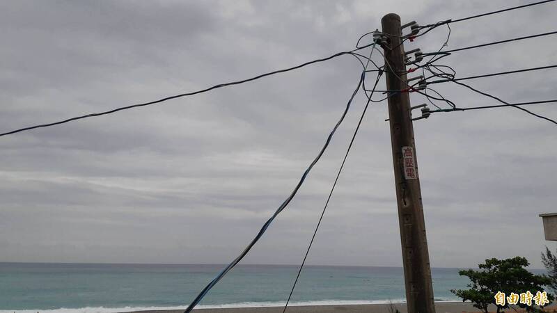 台東縣東海岸電桿在颱風時易傾倒，造成停電。（資料照）