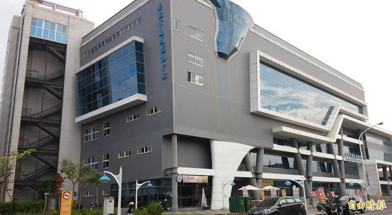 制度化開放運動場館給學校、社區、工會團體夜間或假日使用，讓公有設施真正「活起來」，圖為屏東市國民運動中心。（資料照）