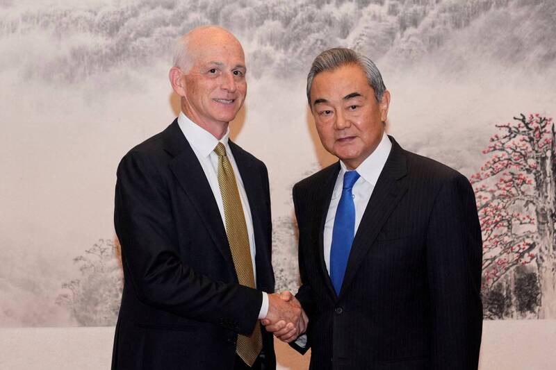 9月23日，美國眾議員亞當·史密斯（左）率領美國兩黨代表團在北京人民大會堂與中國外交部長王毅握手。（美聯社檔案照）