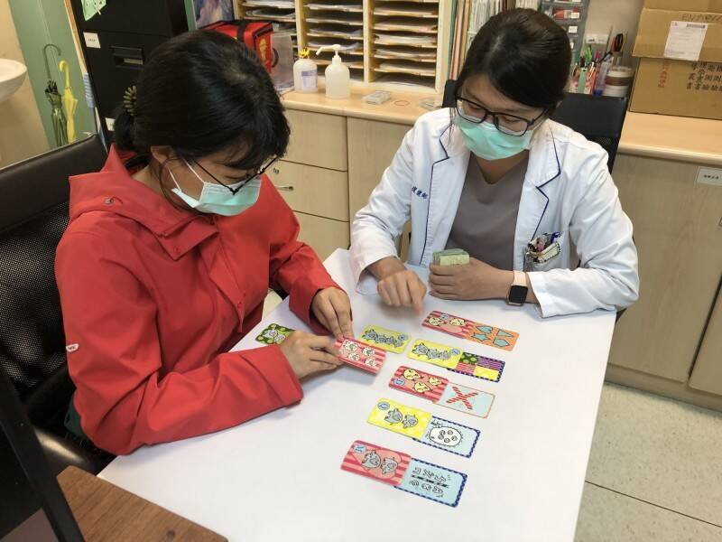 成大醫院臨床心理師為患者進行大腦復健訓練。（資料照，成大醫院提供）