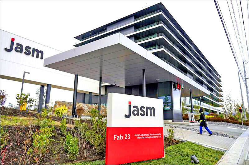 台積電合作擴建晶圓廠的計畫，台灣正成為連結全球民主國家供應鏈的樞紐，圖為日本熊本2廠簽約動土。（彭博檔案照）