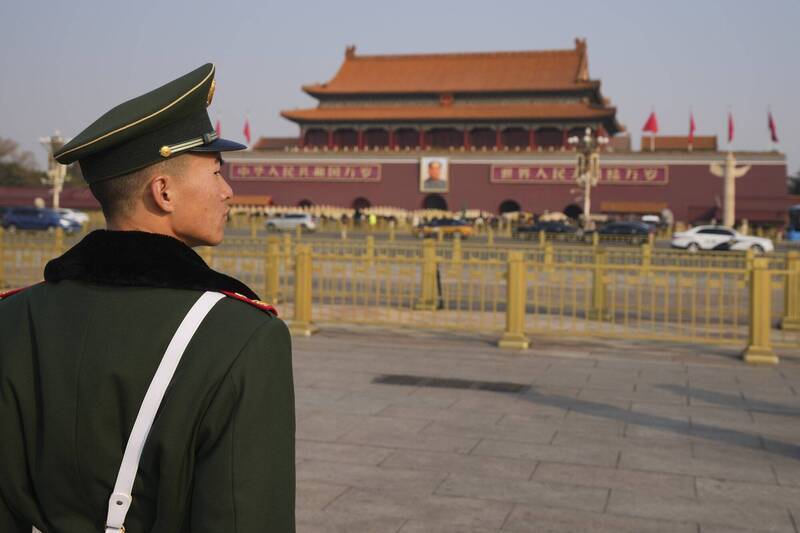 赴中國旅遊不再僅是地理的跨越，而是自由與極權之間的界線。圖為北京天安門廣場。（美聯社檔案照）