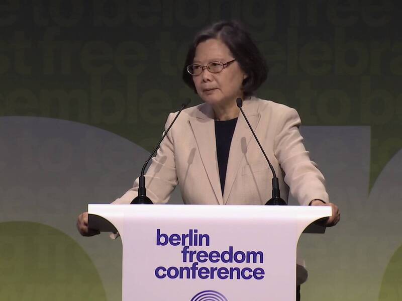 前總統蔡英文應邀到德國出席首屆「柏林自由會議」（Berlin Freedom Conference）發表演說指出，現在是民主國家彼此連結、調整策略的重要時刻，「面對威權挑戰，韌性是民主存續的關鍵」。（資料照，擷取自Berlin Freedom Conference直播畫面）