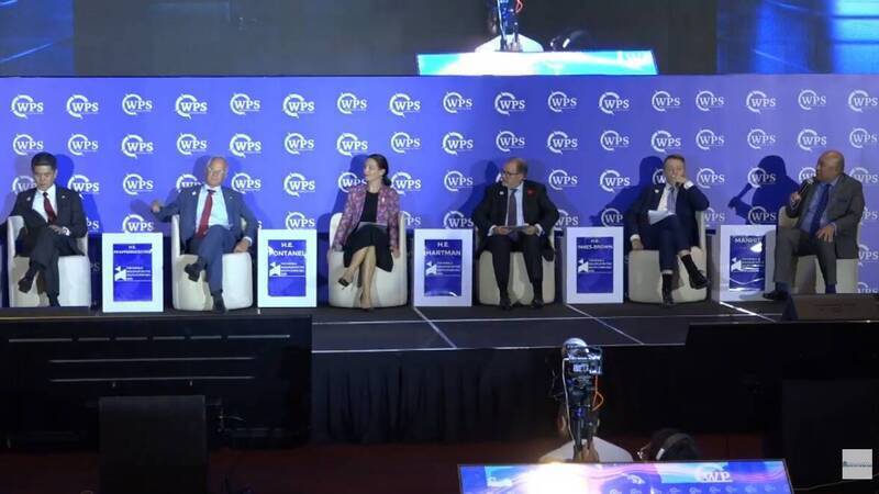 日本駐菲律賓大使遠藤和也（左一）、德國駐菲律賓大使法芬諾施克（Andreas Pfaffernoschke，左二）出席2025年「馬尼拉南海對話」。（資料照，擷取自WPS （We Protect our Seas）官方YouTube）