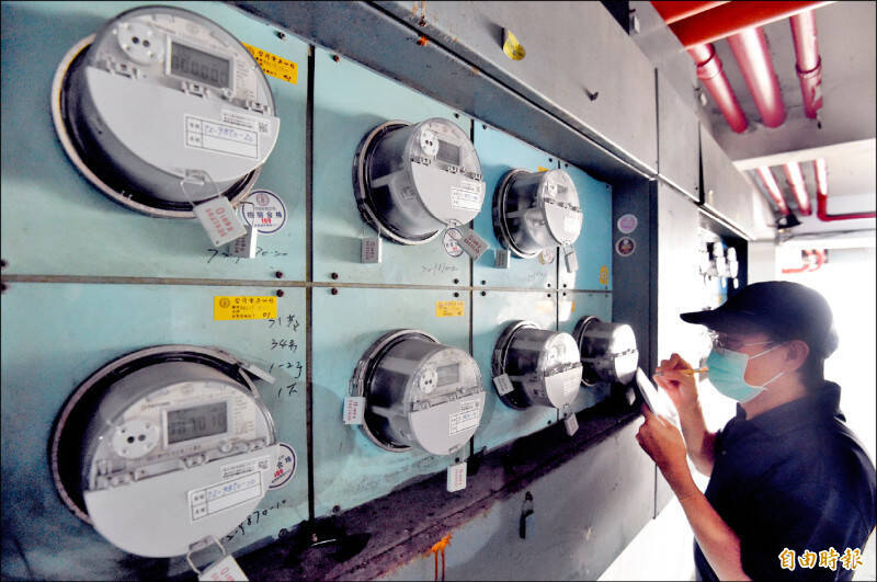 台電推節電登錄鼓勵節電，並祭出每度0.6元獎勵，只要比前一年同期省下一度電，當期至少有84元回饋。（資料照）