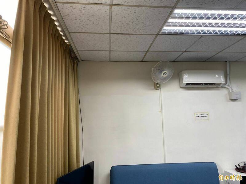 台電彰化區營業處提醒，拉起窗簾、開啟電扇，可有效加速室內冷房效果，更能減少冷氣耗電、壓低電費。（資料照）