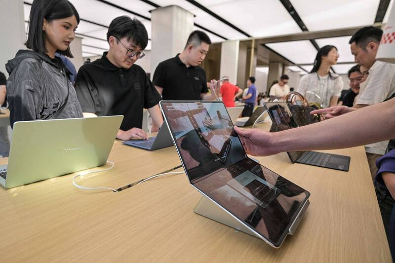 中國政府要求中芯產品要優先供應華為及國家領軍企業。圖為華為最新摺疊筆記型電腦MateBook Fold採用中芯的7奈米晶片。（法新社檔案照）