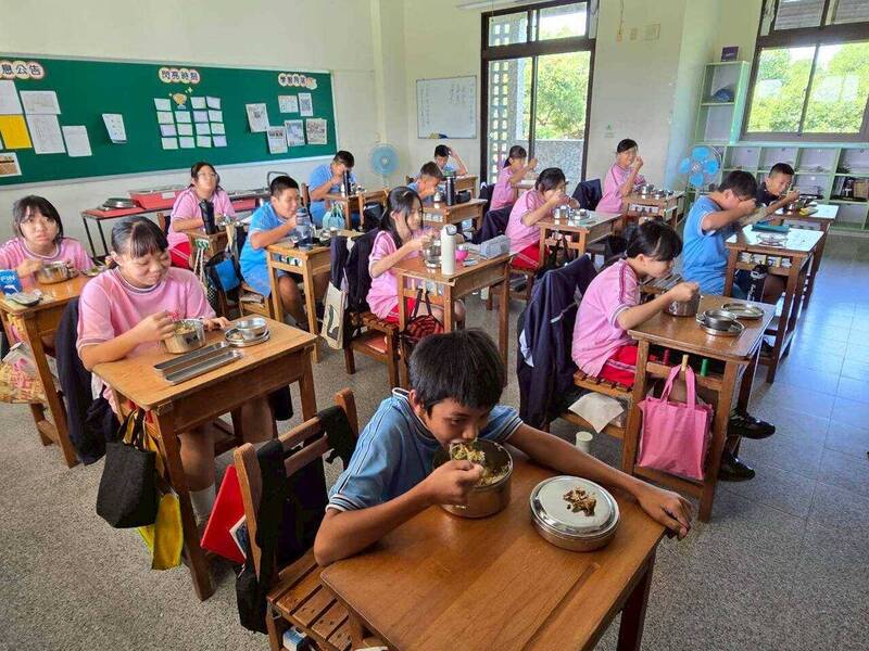建議政府應從校園廚餘減量、成立縣市共同標準蒸煮中心及廚餘分級供應等三個方向來做廚餘處理。（資料照）