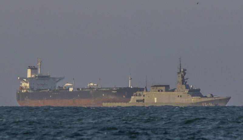 美軍可能對委內瑞拉展開軍事行動，中共則吹捧其向委國輸出的軍備。圖為一艘委內瑞拉海軍巡邏艇護航一艘油輪。（法新社檔案照）