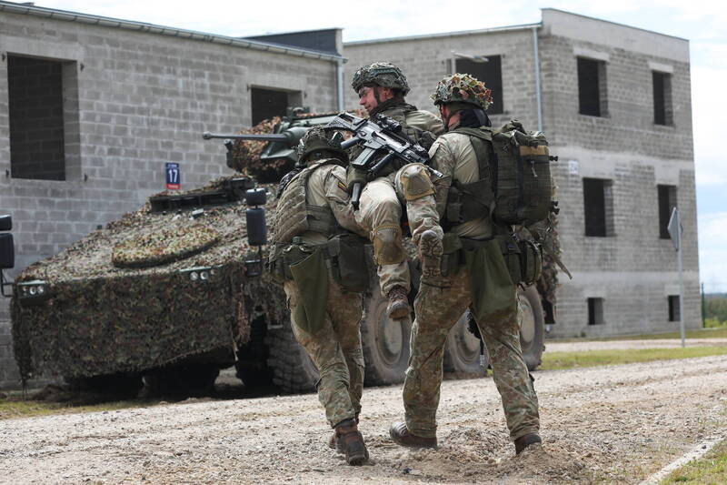 烏俄戰爭爆發後，歐洲國家認為威脅往往是外力帶來。圖為國際軍事演習。波蘭和立陶宛總統觀摩了這次演習，來自波蘭、立陶宛、捷克、羅馬尼亞和瑞典的士兵參加。（歐新社檔案照）