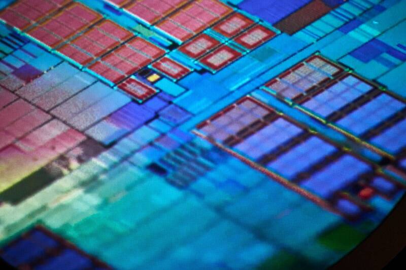 台灣是科技業全球龍頭，台灣最需要的不是選邊站，而是提前布局風險與機會。圖為台積電晶片。（彭博檔案照）