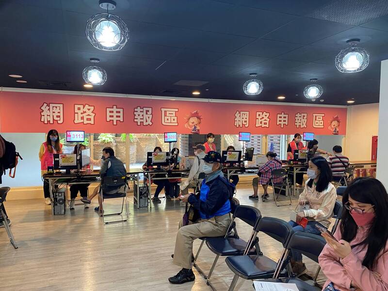 台灣稅制仍存在結構性問題，導致貧富差距擴大，稅制確實需要適時調整，以確保公平合理。圖為所得稅報稅情形。（資料照）