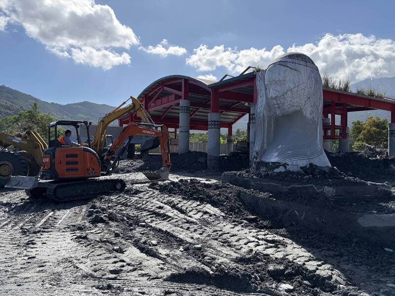 未來幾年應該啟動性剛性與柔性工法綜合治理模式，以緩解民眾恐慌。圖為馬太鞍溪水暴漲灌入萬榮明利部落，造成許多房屋被淹沒在泥濘當中。（花蓮縣府提供）