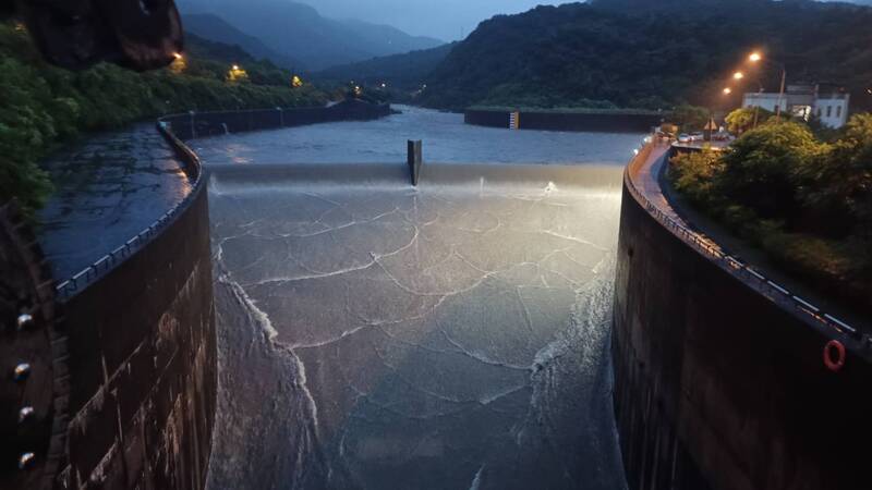 複合型防洪工程應思考全流域疏導、攔蓄、分洪等策略。圖為員山子分洪堰。（資料照）