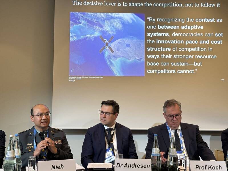 國防部代表、國防大學副教授聶若鹽上校（左）著軍服出席「柏林安全會議」。（擷取自外交部官網）