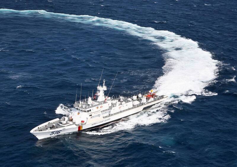 南韓海警巡邏艦日前在黃海實施針對外籍漁船非法捕魚的打擊行動。（歐新社檔案照）