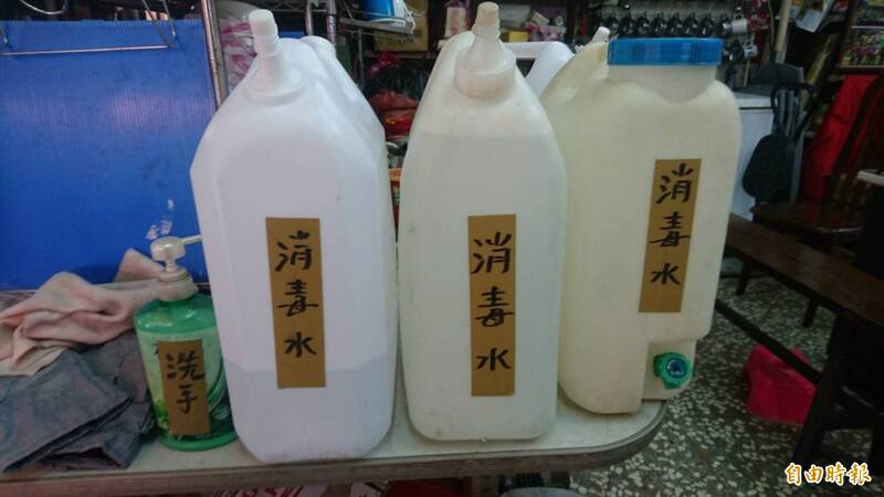 藥師可指導災區民眾正確使用消毒水。（資料照）