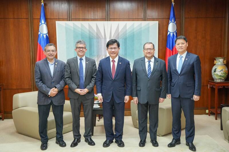 面對北京在全球範圍內挖角邦交國，臺灣應該透過深度合作與定期互訪強化政治互信。圖為瓜地馬拉衛生部長巴諾亞​一行人拜會外交部長林佳龍。（外交部提供）