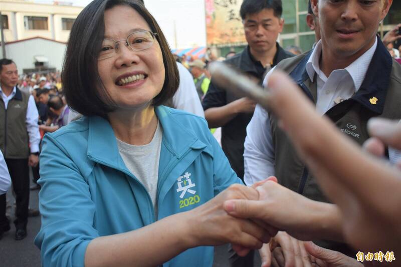 前總統蔡英文親切與選民握手，從她眼裡，沒有看到政治人物常有的距離感，反而是一種溫柔、堅定又帶著使命感的肯認。（資料照）