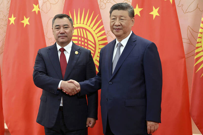 中國與吉爾吉斯外長近日發表聯合聲明，老調重彈地宣稱「台灣是中國不可分割的一部分」。圖為吉爾吉斯總統薩德爾·扎帕羅夫（左）於2025年8月與中國國家主席習近平在上海合作組織峰會合影。 （美聯社檔案照）
