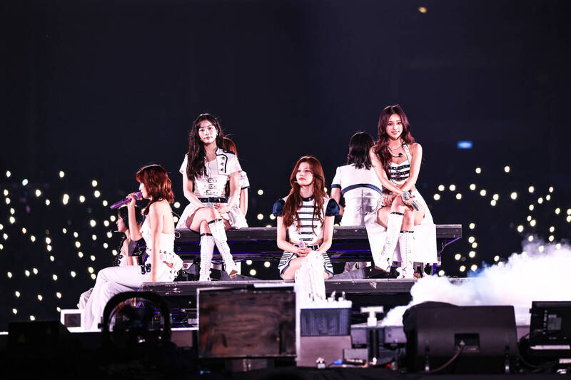 周子瑜站在高雄主場，用中文與台語說「終於帶著成員們一起來高雄了」時，許多人心中的那道舊傷彷彿被輕輕覆上一層溫暖。圖為TWICE高雄演出照。（Live Nation Taiwan提供）