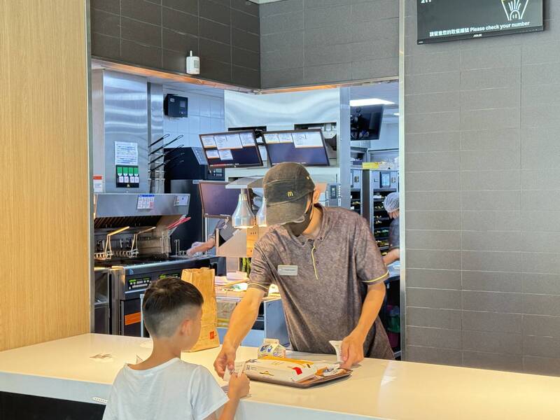 正職工作月薪反而比時薪勞工每月少近五千元，台灣勞動市場卻出現令人憂心的結構矛盾。圖為時薪制勞工。 （資料照）