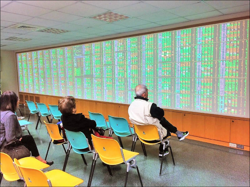 衛福部提出健保補充保費改革構想，租金、利息、股利改採年度結算繳納，累計逾2萬元就要收取補充保費，再度觸動敏感神經，行政院旋即喊卡。（資料照）