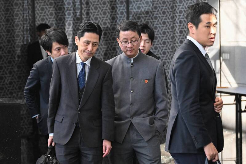 中國外交官劉勁松（右2）雙手插在褲袋裡對日本外務省官員金井正彰（左1）講話，引發外界爭議。（法新社）