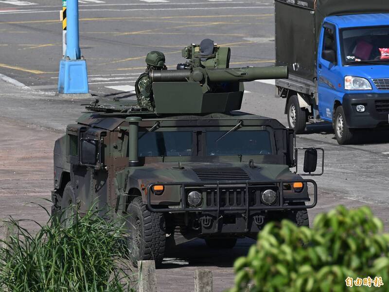 面對中日對峙可能升級，臺灣應加速國防自主；示意圖，圖為拖式2B飛彈發射車。（資料照）