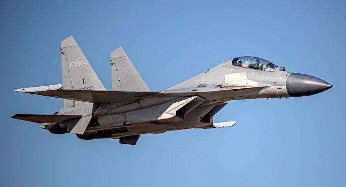 中國企圖讓戰機與艦艇越過海峽中線常態化。圖為共軍「殲16」戰機同型機。（資料照，國防部提供）