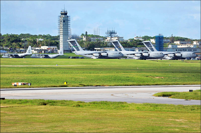 中國想將美國勢力排除出第一島鏈，日本近期表態無疑更加強美日同盟。圖為日本沖繩嘉手納美軍空軍基地。（路透檔案照）