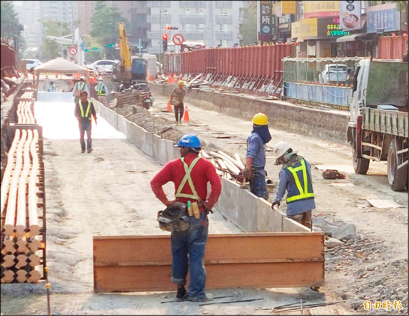 勞動部統計，營建、製造業移工平均月薪較家庭看護工高。示意圖。（資料照）