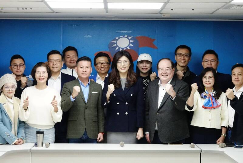 國民黨頻頻告訴台灣人中共有多好，可以跟中共談和平；圖為國民黨主席鄭麗文（中）與藍營議員。（資料照）