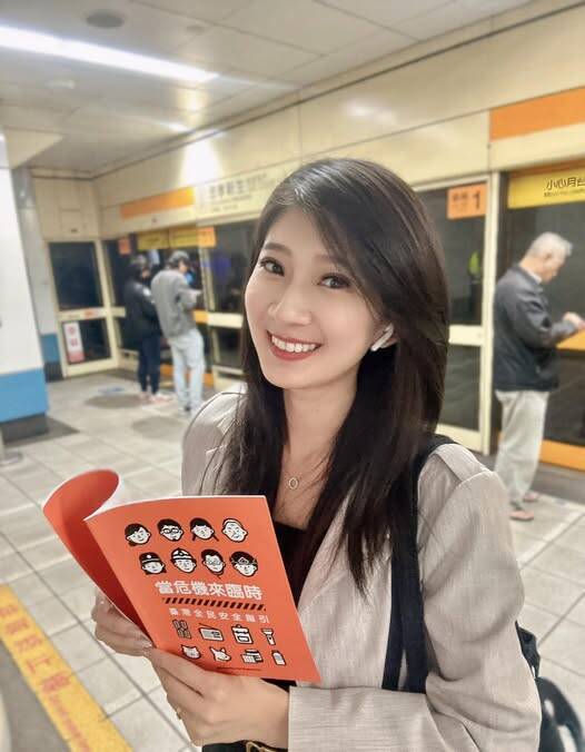 前國民黨發言人李明璇抨擊民防手冊，竟宣稱「不投降不是一個負責任政府應該做的！」。（擷取自李明璇臉書）