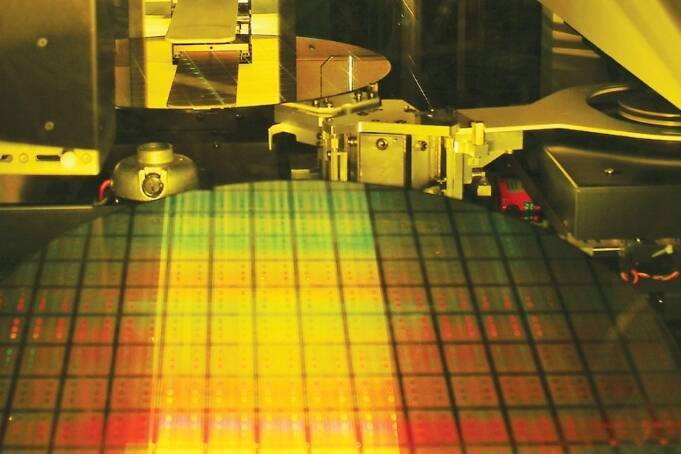 中芯國際正在測試首台中共國產先進晶片製造設備深紫外線（DUV）曝光機。示意圖。（取自網路）