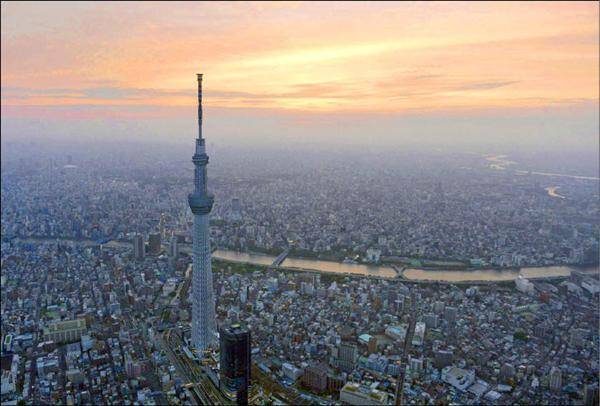 日本19世紀面對西方列強時，承認落後了，於是他們直接抄回歐洲制度，短短半個世紀，就變成現代國家。圖為東京晴空塔，（路透檔案照）