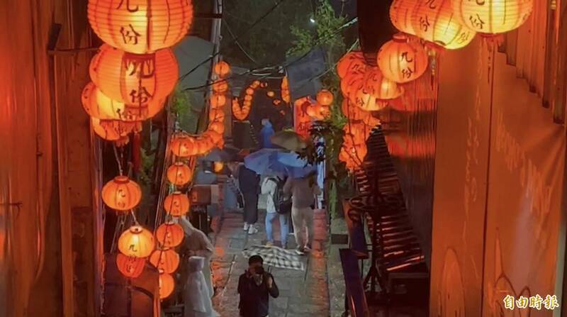 若今日AI生成的是「九份的虛構神隱少女祭九份老街」，引發的人潮與交通癱瘓，恐怕將不亞於白金漢宮門外的混亂。圖為九份。（資料照）