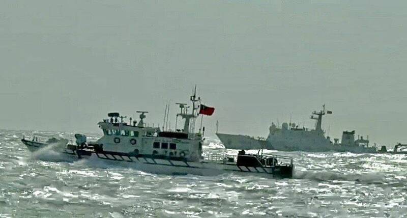 中共海警船航線不同於以往單一路線，改以雙向接近編隊經台灣周邊，而是一次帶有測試意味的戰術調整。（金門海巡隊提供）