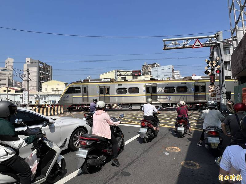 斗六鐵路行經市區全長6公里有7處平交道、3處陸橋、2處地下道，導致市區交通雍壅塞及妨礙地方發展，地方期盼能高架化。（資料照）