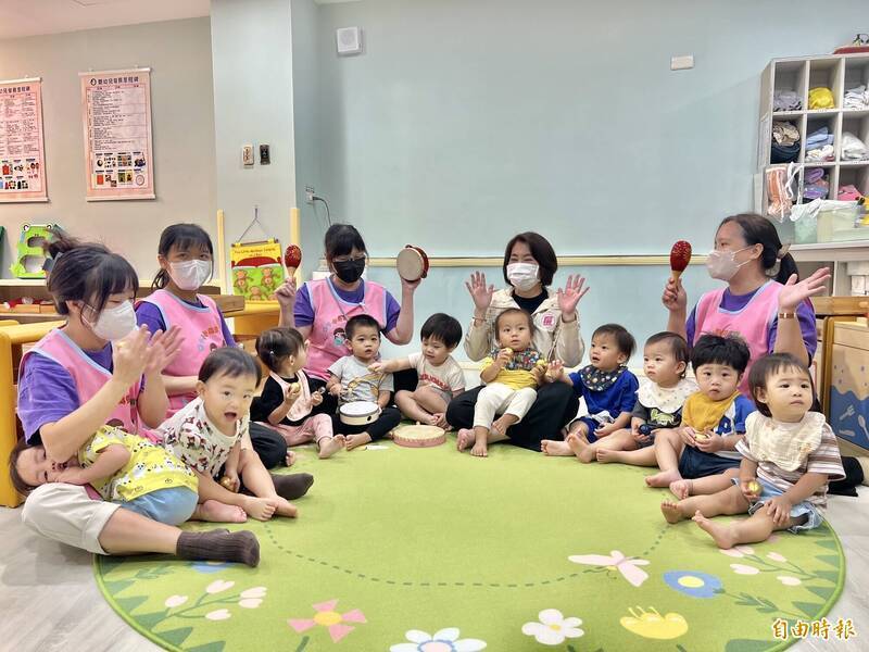 為減輕育兒家庭的照顧壓力，政府應優化托育政策，圖為屏東縣政府委託大仁科技大學承辦屏東市華山公設民營托嬰中心開幕。（資料照）