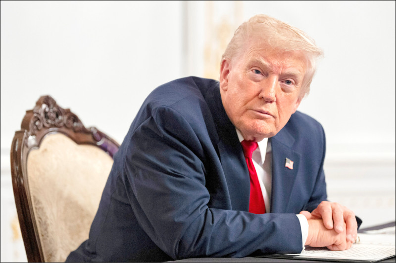 美國總統川普簽署行政命令，每位外籍員工的 H-1B 簽證總成本將可能達到十萬美元。（美聯社檔案照）