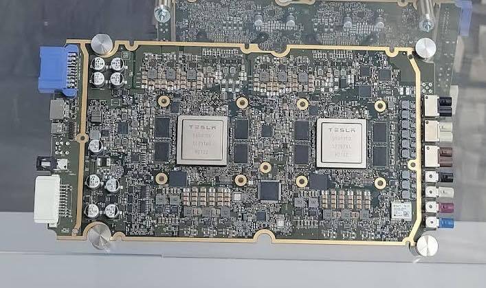 特斯拉自行研發的兩個AI 4晶片。（取自貼文）