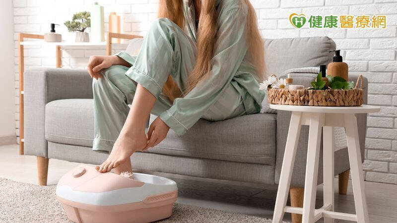 日知堂中醫診所陳敬智院長說明，人是少數站立生活的生物，心臟需不斷對抗地心引力，將血液由下往上打回心臟，因此腿部是大量血液流存的重要部位之一。（取自貼文）